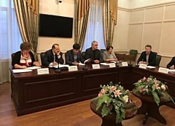 29 ноября 2017 года в Черкесске прошла конференция на тему: «Содействие развитию малого и среднего предпринимательства: опыт субъектов РФ».  Организаторами конференции выступили Центр поддержки предпринимательства КЧР совместно с Северо-Кавказским институтом-филиалом РАНХиГС при поддержки Министерства экономического развития КЧР.  В работе конференции приняли участие председатель карачаево-черкесского республиканского отделения «Деловой России» Игорь Гонов, заместитель председателя отделения Эльдар Кишмахов, член совета отделения Марат Халкечев, директор исполкома отделения Галина Дагова, предприниматели, руководители крупных предприятий республики.  В качестве экспертов были приглашены член Совета отделения Марат Халкечев, успешные предприниматели, представители государственных органов власти республики, министр экономического развития КЧР Алий Накохов, заместитель министра экономического территориального развития и торговли Чеченской республики Бекхан Сатуев, уполномоченный по защите прав предпринимателей в КЧР Сергей Рощенко, член Общественной палаты РФ, директор Северо-Кавказского института-филиала РАНХиГС, кандидат экономических наук, доцент Азамат Тлисов.  Мероприятие проходило в новом формате общения экспертов с участниками конференции. Были затронуты актуальные вопросы развития малого и среднего предпринимательства в республике в свете меняющегося экономического климата. Эксперты сферы бизнеса поделились своим опытом побед и поражений в своей деятельности, обозначили основные пути решения задач, которые возникают в процессе работы в различных областях деятельности.  Предприниматели приняли участие в стратегической сессии «Бизнес и власть: горизонты взаимодействия» с тематическими треками: публично-частное партнерство, инновационные бизнес-идеи, перспективы выхода предпринимательства на внешние рынки, сотрудничество банков и бизнеса, перспективные формы поддержки малого и среднего предпринимательства. Далее прошел круглый стол с экспертами конференции на тему «Меры поддержки, оказываемые субъектам малого и среднего предпринимательства».  Для предпринимателей благодаря мероприятию стало возможным обратить внимание руководства министерства экономического развития КЧР к своим проблемам, озвучить пожелания и внести свои предложения для полноценного и продуктивного развития бизнеса в республике.