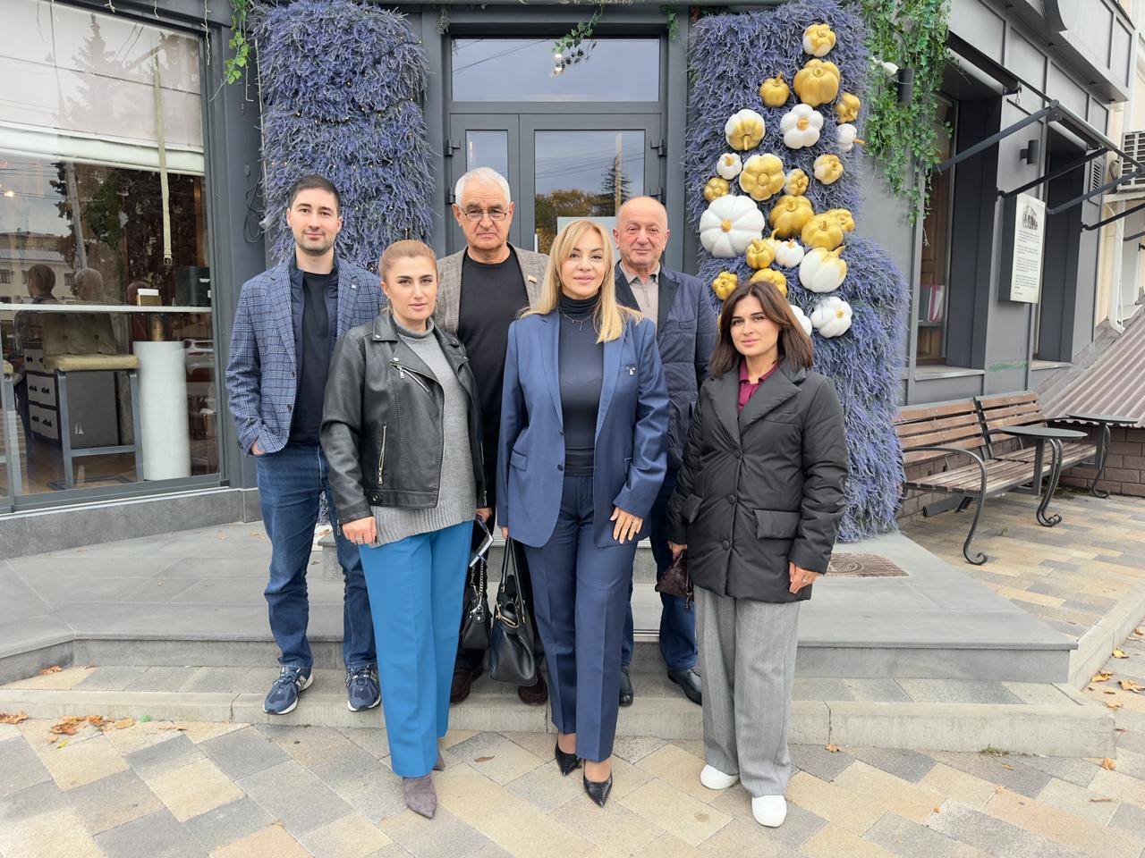 В Черкесске состоялась встреча председателя регионального отделения «Деловая Россия» в Карачаево-Черкесской Республике Игоря Гонова с председателем Совета Кабардино-Балкарского регионального отделения «Деловая Россия» Индирой Гузеевой.